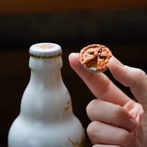beer bottle cap as cake pan Making a miniature cherry pie by upcycling a bottle cap to use as a cake tin